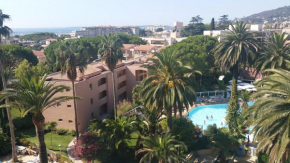 Гостиница Appartement T2 de standing au pied des plages  Гольф Жюан
